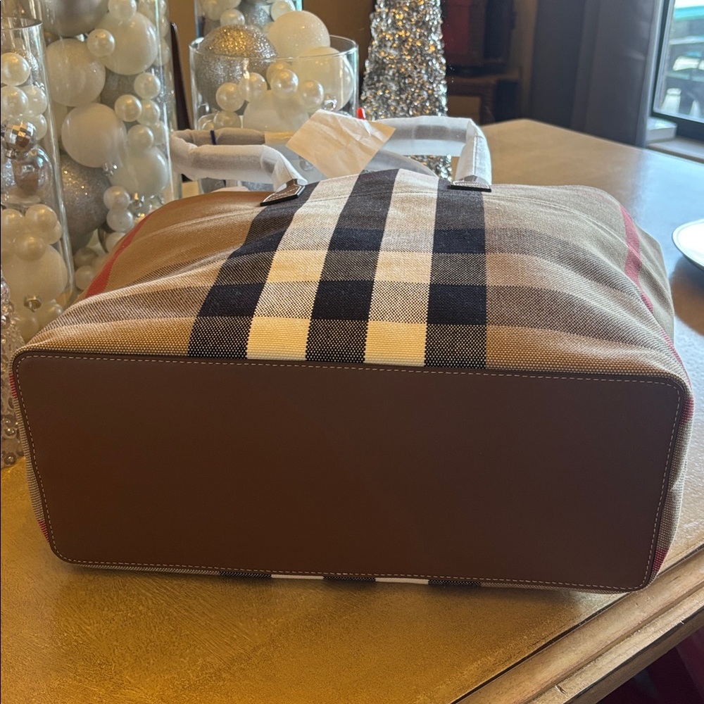 NWT Burberry Classic Checkered Canvas Tote - Picture 6 of 10